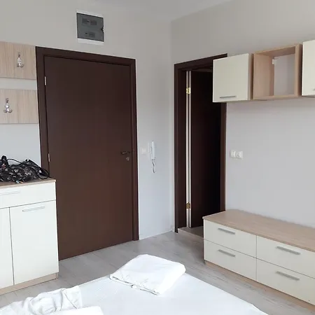 Stella Udacha & ساني بيتش